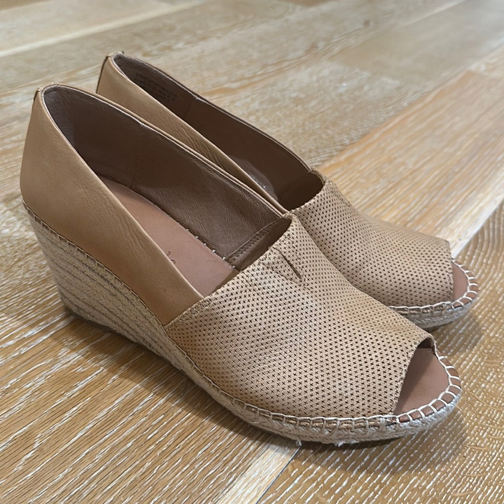 Gentle Souls by Kenneth Cole Charli wedge in size 9